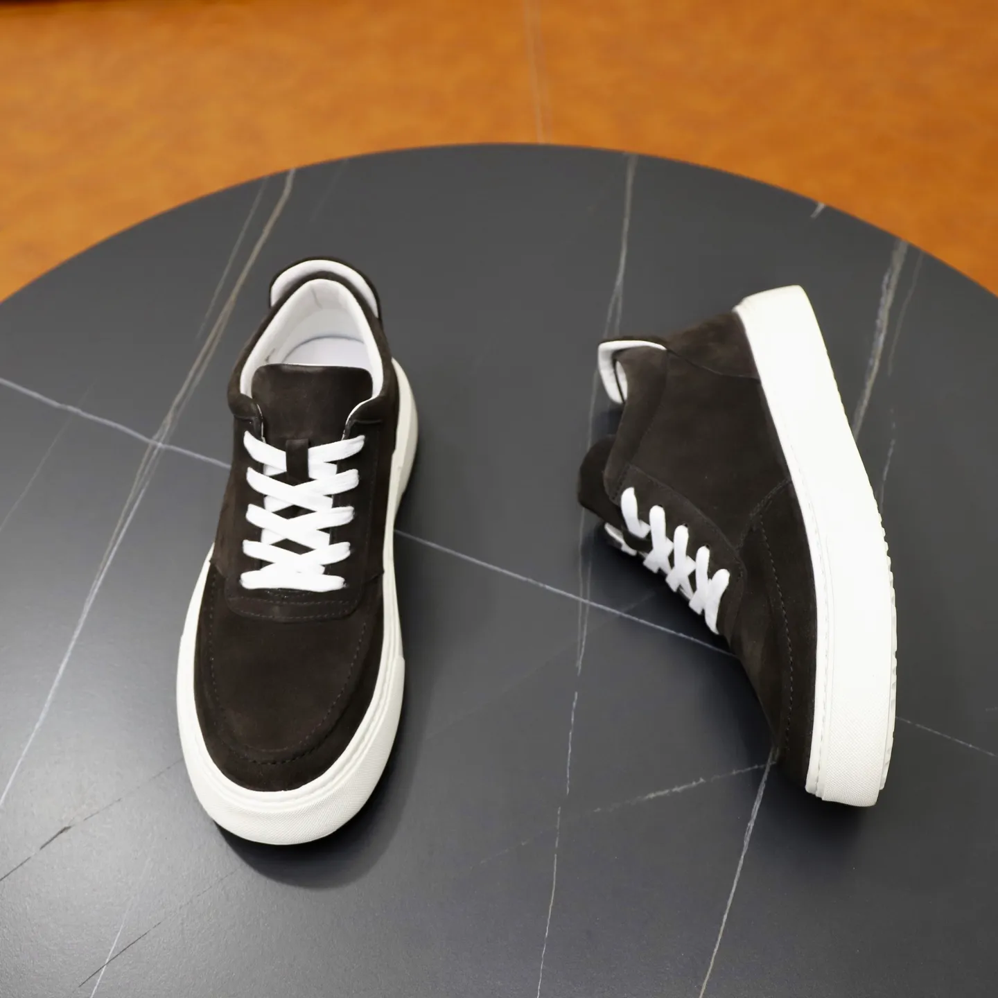 Ex-factory price: 460💰🙅‍♂️🙅‍♂️🙅‍♂️ Brand: PRADA Standard code: 38–44 (45 can be customized) Grade: Same as the official website Material: Original cowhide fabric Comfortable pigskin lining Lightweight wear-resistant outsole Style category: Men's fashionable casual shoes and boots Running sneakers Distinguished luxury brand elements Top luxury Color: actual picture color